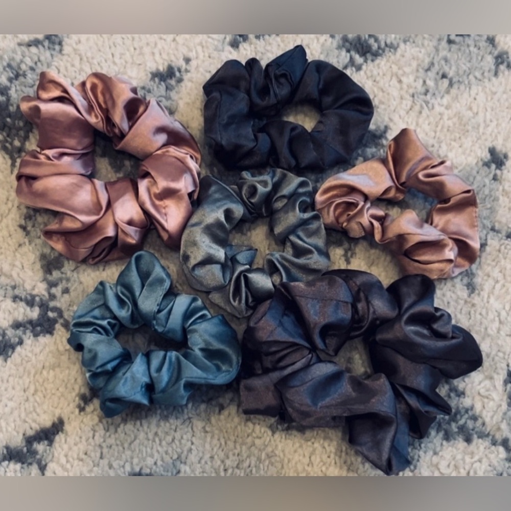 24-Piece Bundle: Fashion Scrunchies, Embellished Bands, Jaw Clips, Combs. - Picture 2 of 7